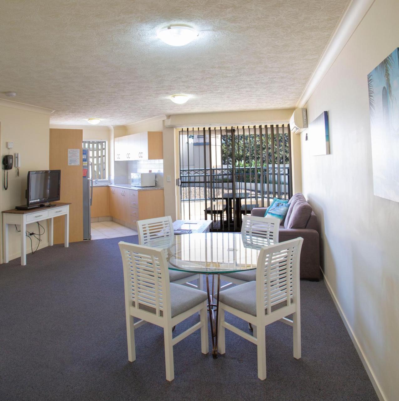 Golden Riviera Absolute Beachfront Resort Gold Coast Exterior photo